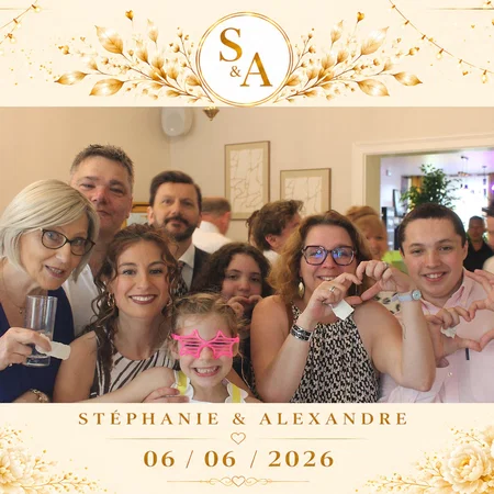 Invités réunis devant le photobooth lors d’un mariage en Alsace